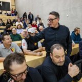 Chris McSorley, président de Sierre-Valais Sport, réagit avec le public lors d'une assemblée extraordinaire concernant le projet de la patinoire Valais Arena